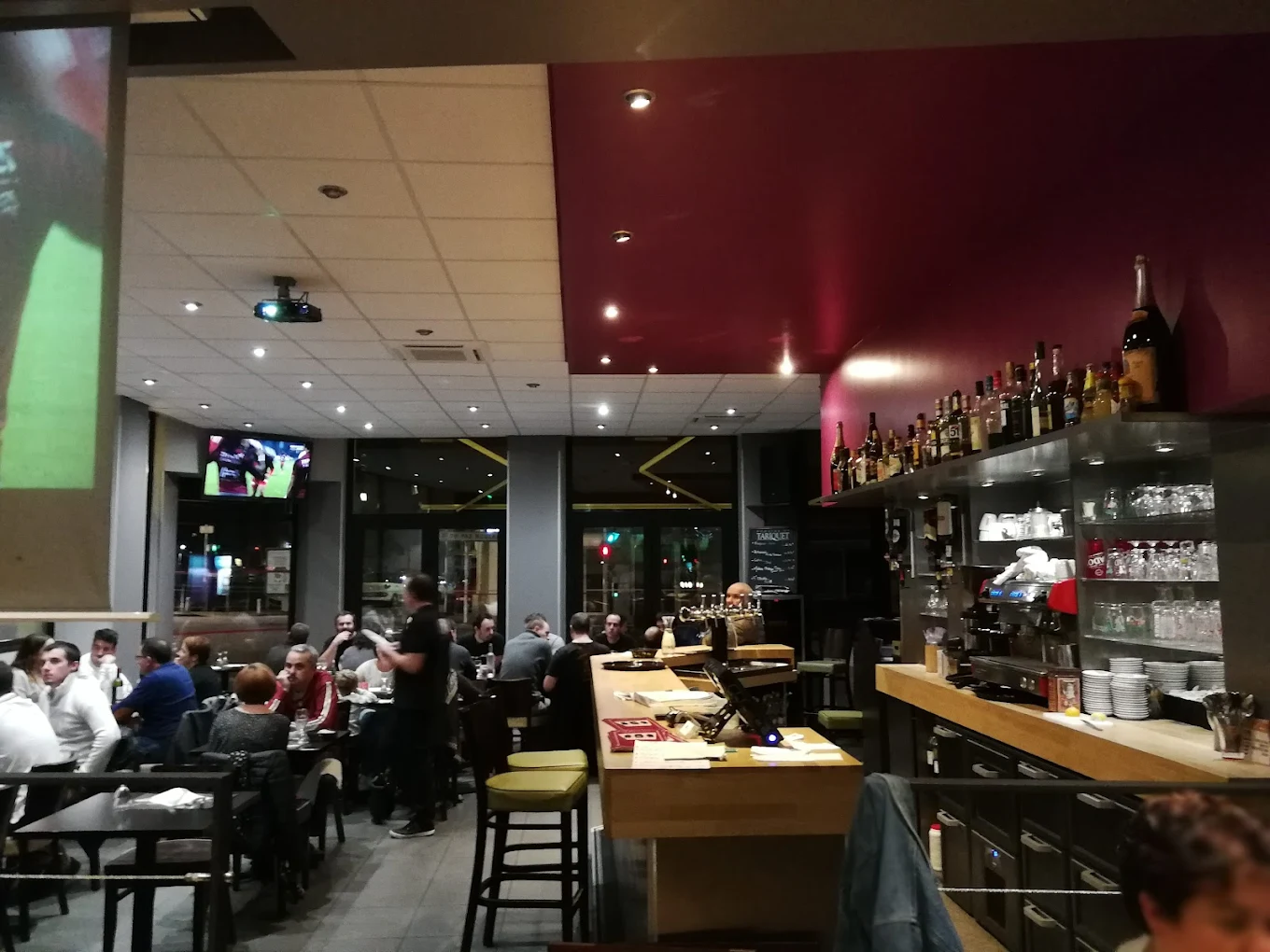 La salle en soirée